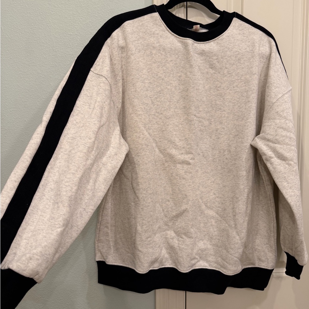 Sweatshirt in cream w/ Black trim